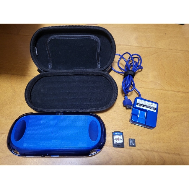 PlayStationVita　サファイアブルー　ケース　充電器　4GB　ソフト 3