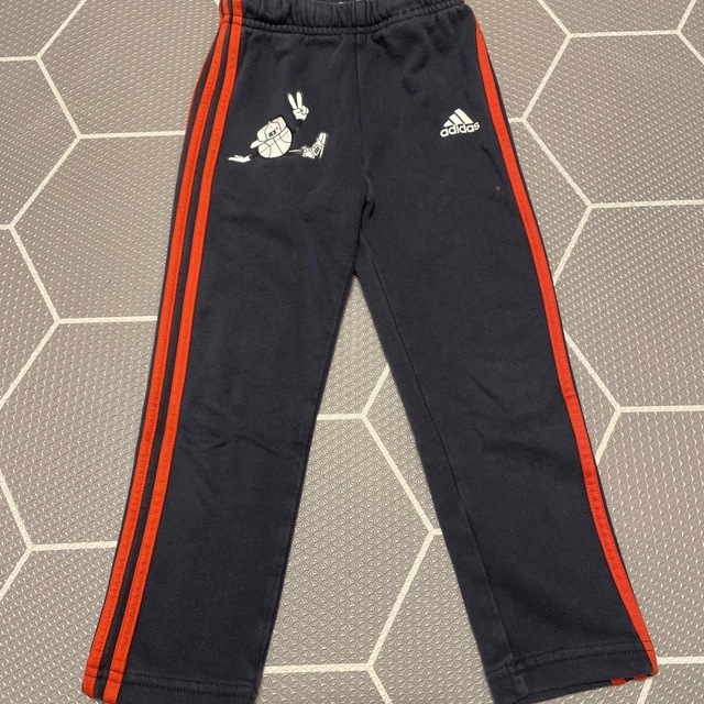 adidas(アディダス)のゆずゆ様　　adidas ズボンとパーカーセット100 キッズ/ベビー/マタニティのキッズ服男の子用(90cm~)(パンツ/スパッツ)の商品写真