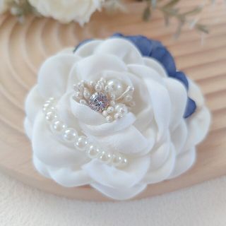 コサージュ ブローチ カメリア ハンドメイド 卒業 結婚式 花 ホワイト ブルー(コサージュ/ブローチ)