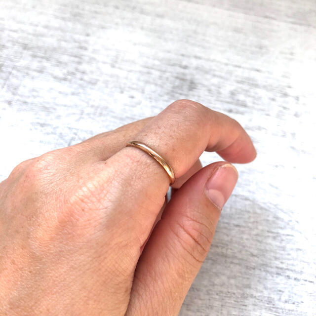 アレルギー対応！ステンレス製2mm甲丸ピンクゴールドリング　指輪　ピンキーリング レディースのアクセサリー(リング(指輪))の商品写真