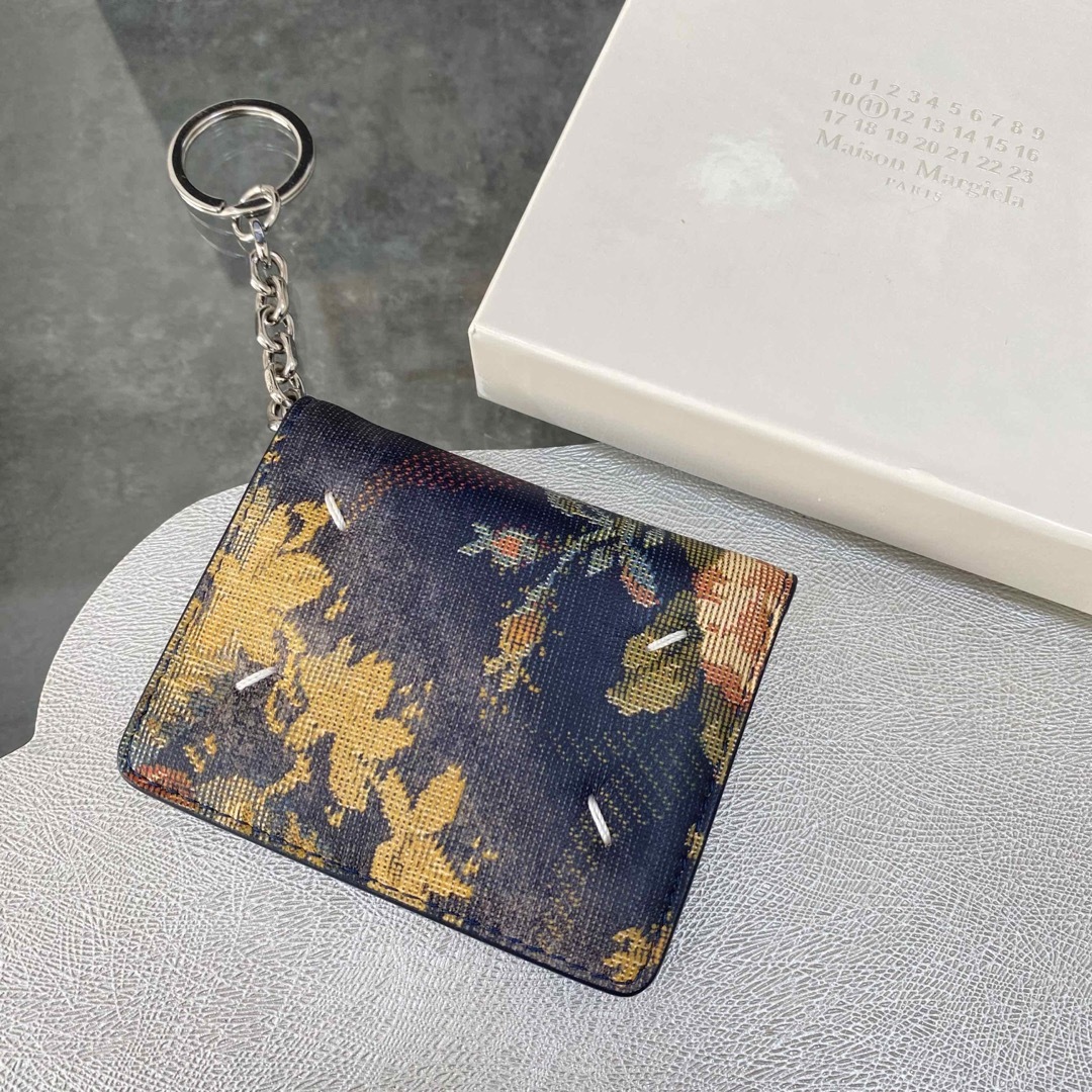 Maison Martin Margiela(マルタンマルジェラ)の【新品】メゾン マルジェラ キーチェーン付 カードケース 花柄 タペストリー レディースのファッション小物(名刺入れ/定期入れ)の商品写真