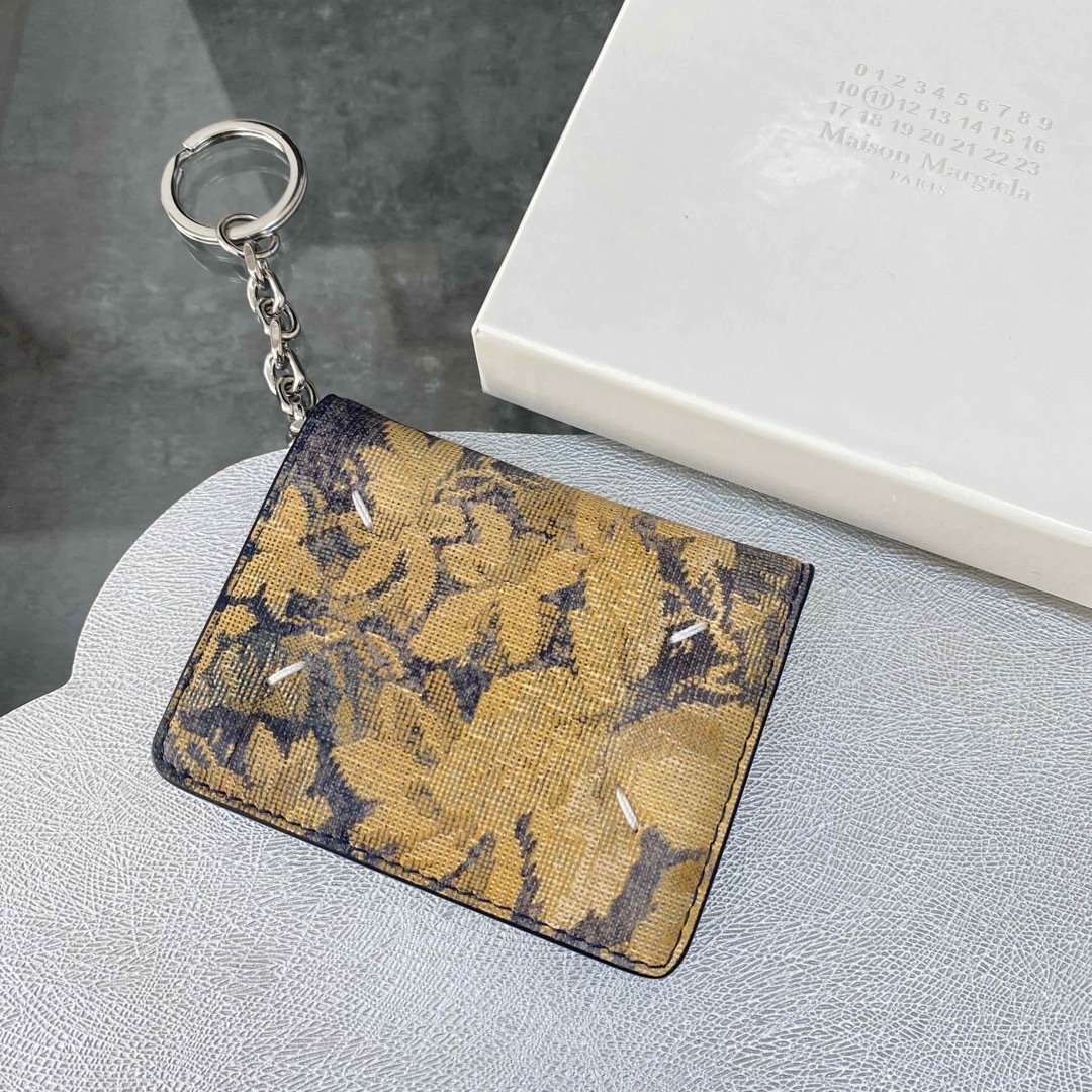 【新品】メゾン マルジェラ キーチェーン付 カードケース 花柄 タペストリー 【新品】メゾン マルジェラ キーチェーン付 カードケース 花柄 タペストリー