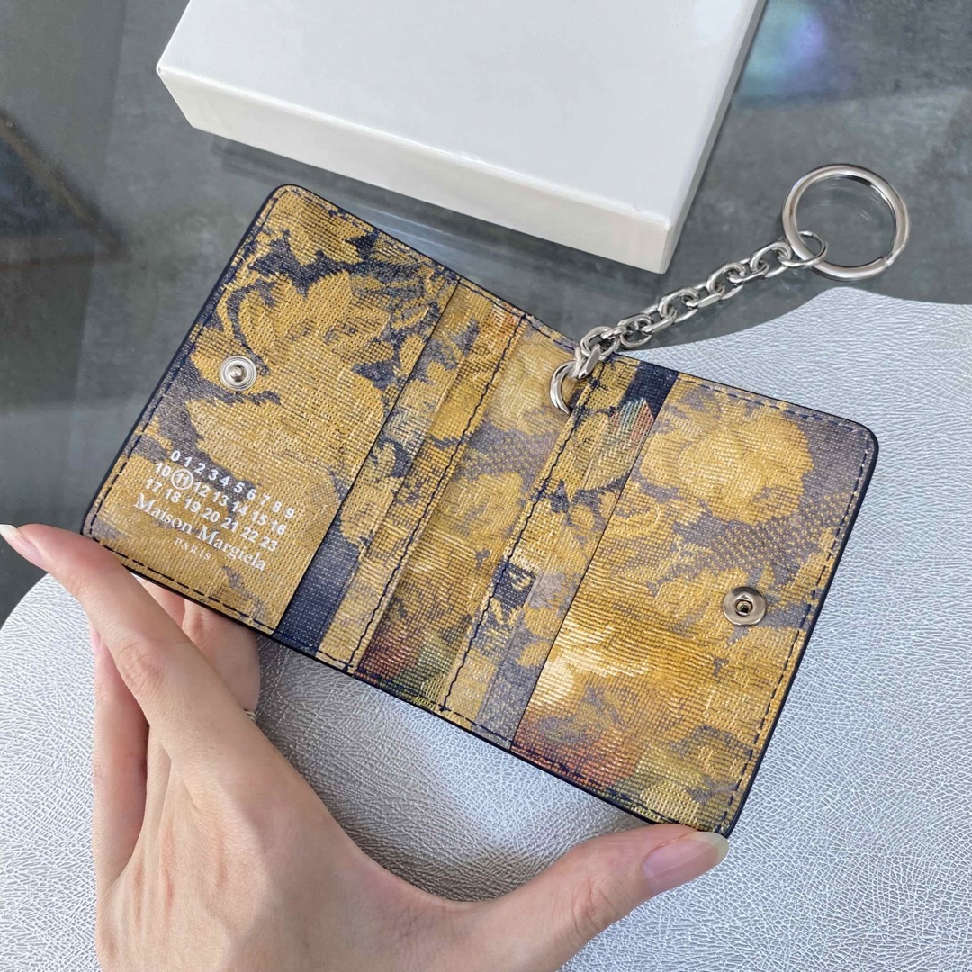 Maison Martin Margiela(マルタンマルジェラ)の【新品】メゾン マルジェラ キーチェーン付 カードケース 花柄 タペストリー レディースのファッション小物(名刺入れ/定期入れ)の商品写真