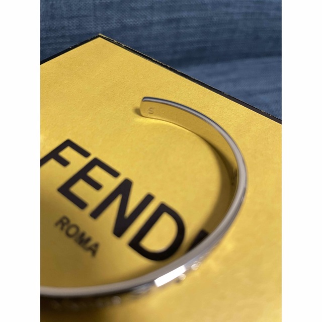 FENDI(フェンディ)のエフ イズ フェンディ ブレスレットS シルバーカラー レディースのアクセサリー(ブレスレット/バングル)の商品写真