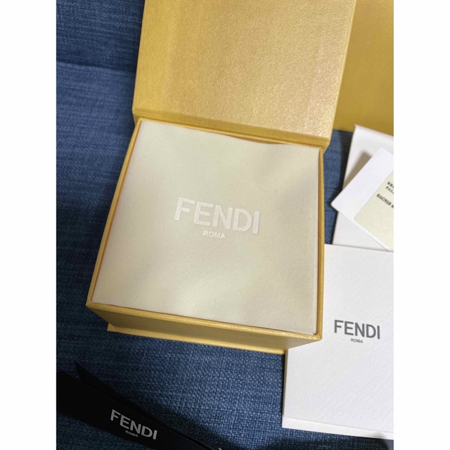 FENDI(フェンディ)のエフ イズ フェンディ ブレスレットS シルバーカラー レディースのアクセサリー(ブレスレット/バングル)の商品写真