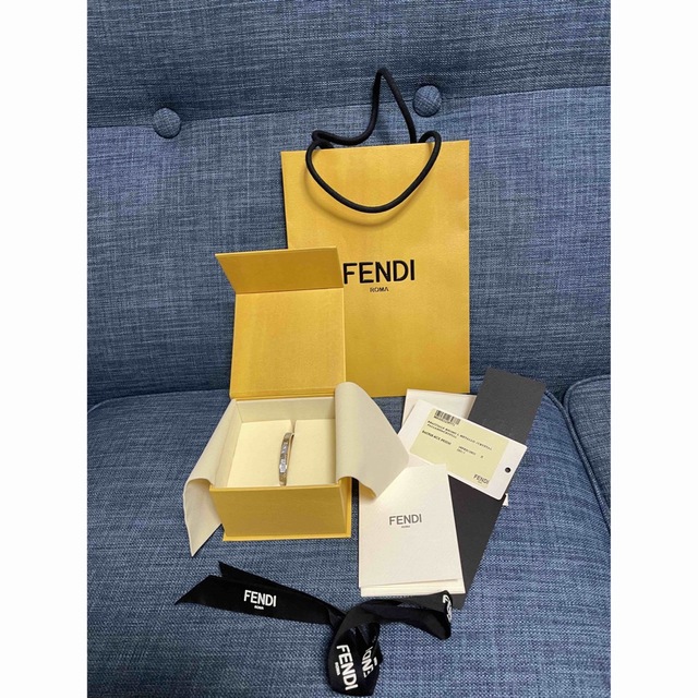 FENDI(フェンディ)のエフ イズ フェンディ ブレスレットS シルバーカラー レディースのアクセサリー(ブレスレット/バングル)の商品写真