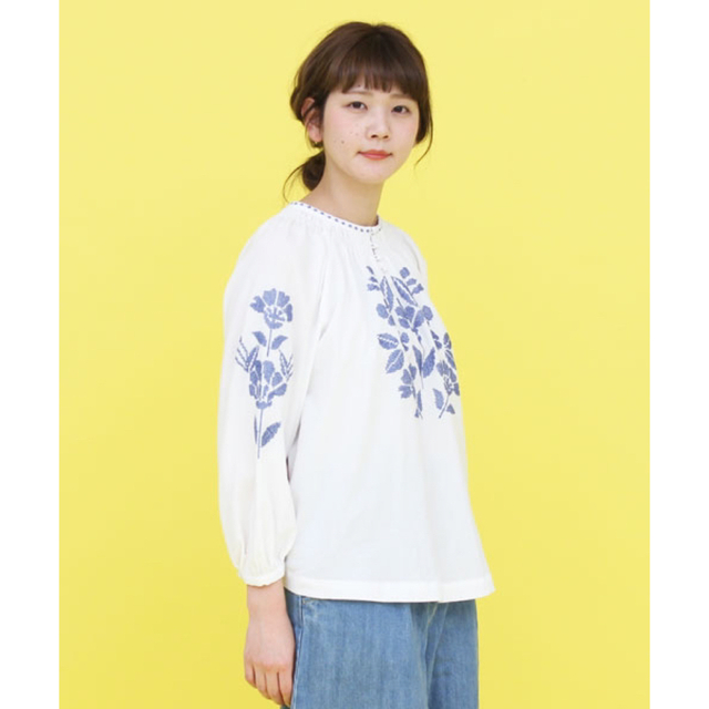 Dot&Stripes CHILDWOMAN(ドットアンドストライプスチャイルドウーマン)のDot and Stripes CHILDWOMAN 花柄刺繍ブラウス レディースのトップス(シャツ/ブラウス(長袖/七分))の商品写真