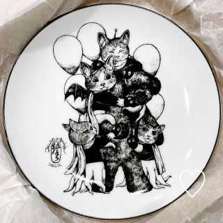 ヒグチユウコ展 CIRCUS テーブルウェア ギュスにまみれた黒い犬 丸皿の