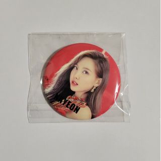 トゥワイス(TWICE)のTWICE ナヨン TWICELIGHTS 缶バッチ RED(アイドルグッズ)