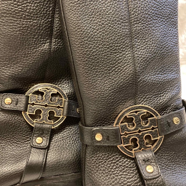 Tory Burch(トリーバーチ)の【レザーロゴ】トリーバーチロングブーツ デカロゴ ロングブーツ レディースの靴/シューズ(ブーツ)の商品写真