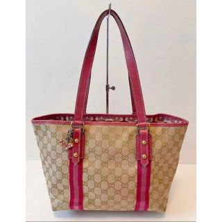 グッチ(Gucci)の美品❤️GUCCI キャンパストート　シェリーライン　ピンク　チャーム付(トートバッグ)