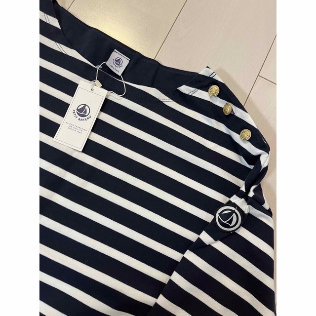 PETIT BATEAU(プチバトー)の新品タグ付き★プチバトー　肩ボタンマリニエールプルオーバー　サイズ1 レディースのトップス(カットソー(長袖/七分))の商品写真