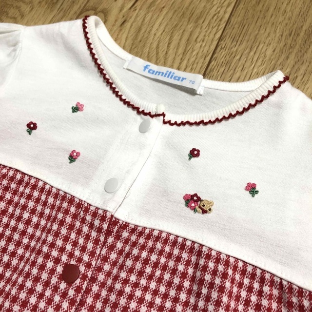 familiar(ファミリア)のfamiliar ファミリア 赤白ギンガムチェック お花刺繍 ロンパース 70 キッズ/ベビー/マタニティのベビー服(~85cm)(ロンパース)の商品写真