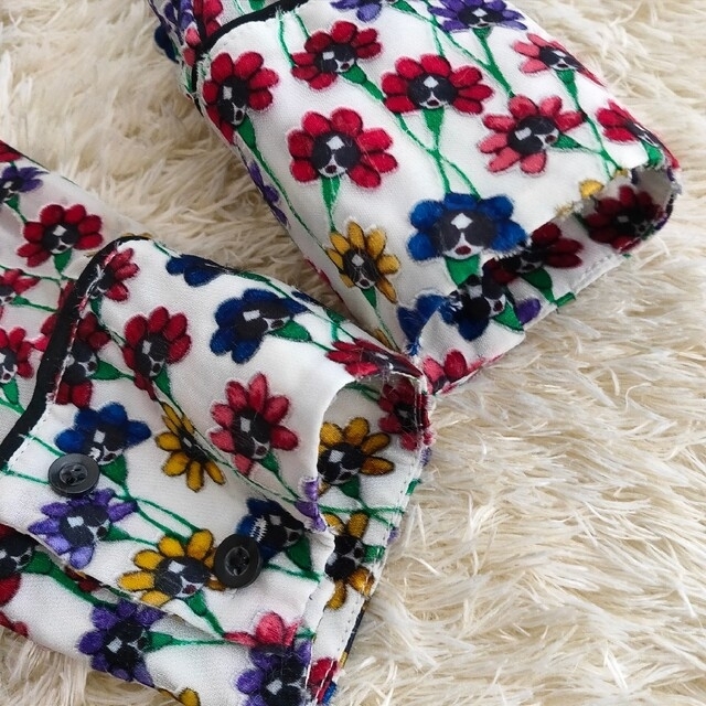 alice+olivia フラワー柄シアーシャツ シルク混 フェイスモチーフ お得