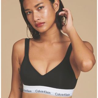 Calvin Klein スクープ バック ライトリー ラインド ブラレット