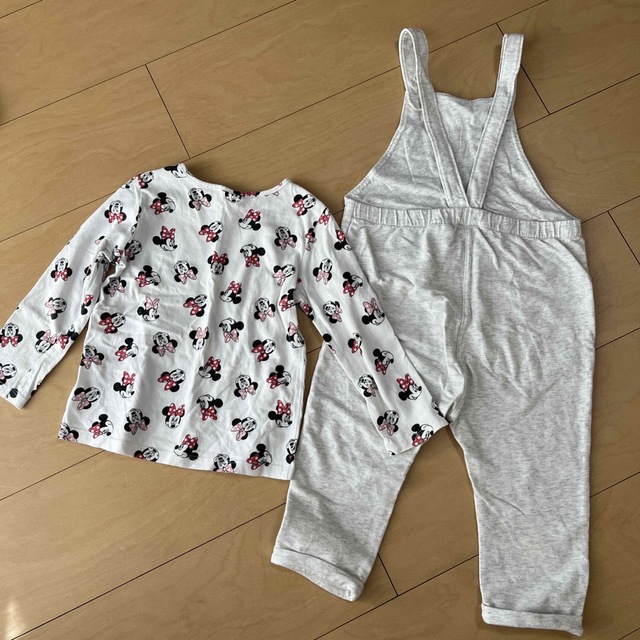 H&M(エイチアンドエム)のH&M ミニー  オーバーオール　98 キッズ/ベビー/マタニティのキッズ服女の子用(90cm~)(Tシャツ/カットソー)の商品写真