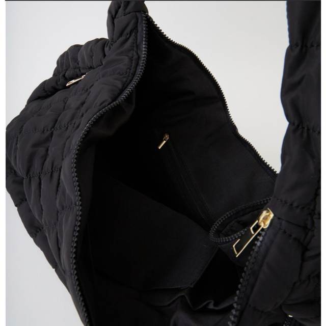 オーバーサイズキルティングショルダーバッグ　黒 レディースのバッグ(ショルダーバッグ)の商品写真