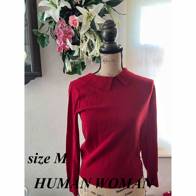 HUMAN WOMAN(ヒューマンウーマン)の美品★HUMANWOMAN★レッド襟付きお洒落セーター★後ボタンデザイン★M レディースのトップス(ニット/セーター)の商品写真