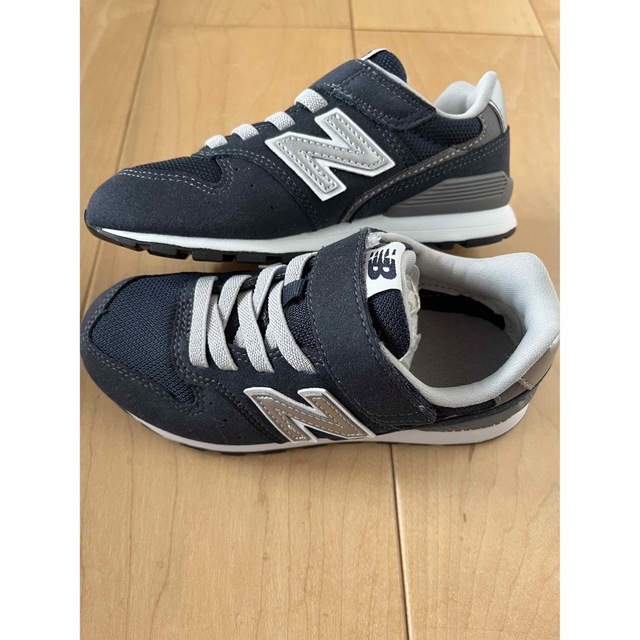 New Balance(ニューバランス)の【新品】未使用品タグ付きnew balance  スニーカー　キッズ 996 キッズ/ベビー/マタニティのキッズ靴/シューズ(15cm~)(スニーカー)の商品写真