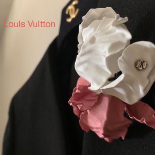 ルイヴィトン(LOUIS VUITTON)の【LouIs VuItton】ルイ ヴィトン☆お花コサージュ⭐︎入学式、式典(ブローチ/コサージュ)