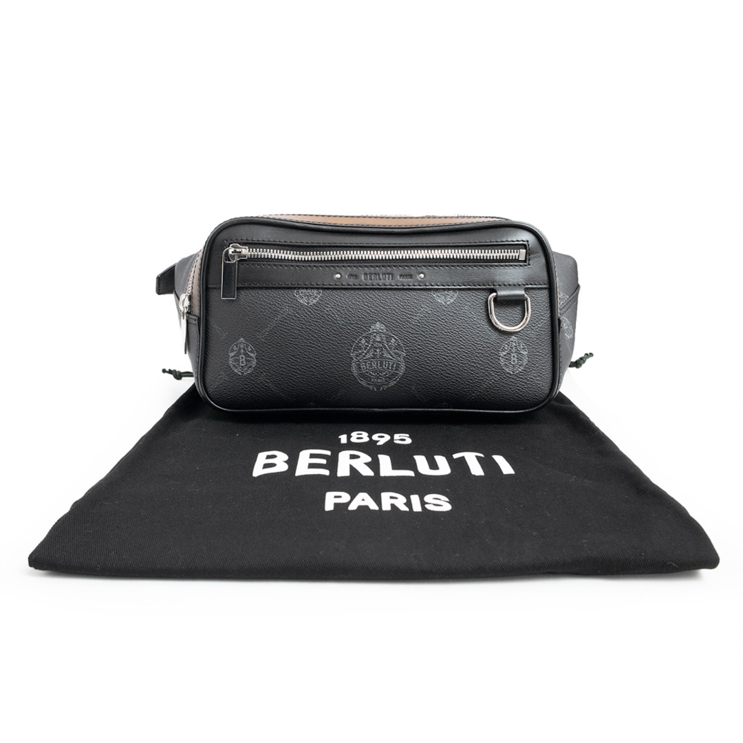 Berluti(ベルルッティ)のベルルッティ バラード 斜め掛け ショルダーバッグ クロスボディバッグ PVCコーティングキャンバス レザー ブラック ブラウン 黒 茶 OB1317 Berluti（美品） メンズのバッグ(ボディーバッグ)の商品写真