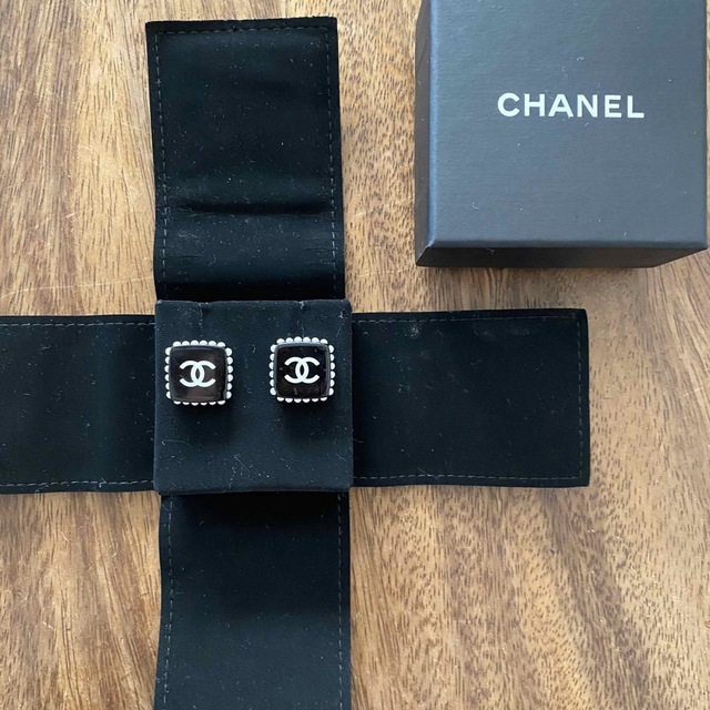 CHANEL(シャネル)のCHANEL スクエアピアス　正規品　パール　ブラック レディースのアクセサリー(ピアス)の商品写真