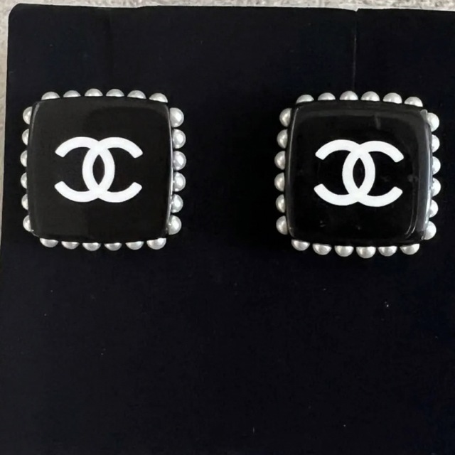 CHANEL(シャネル)のCHANEL スクエアピアス　正規品　パール　ブラック レディースのアクセサリー(ピアス)の商品写真