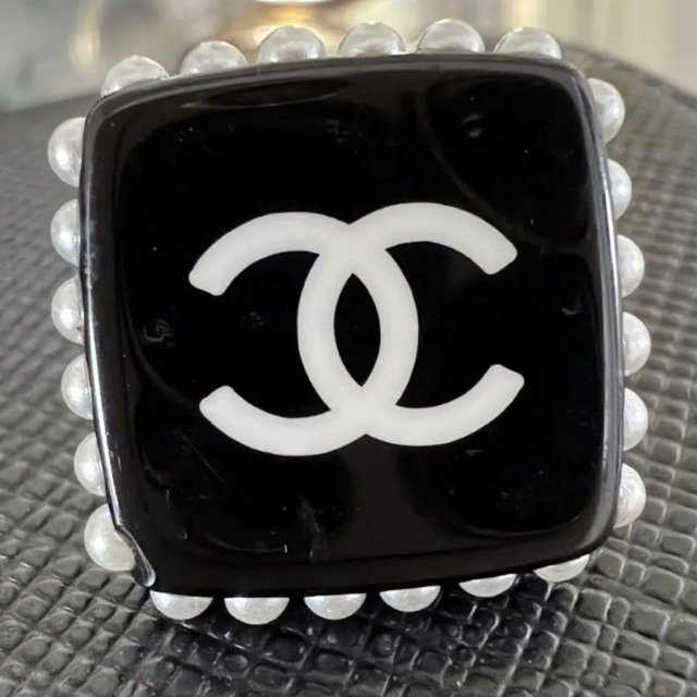 CHANEL(シャネル)のCHANEL スクエアピアス　正規品　パール　ブラック レディースのアクセサリー(ピアス)の商品写真