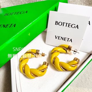 BOTTEGA VENETA トライアングルツイストフープピアス ローズゴールド