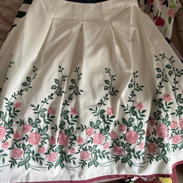 M'S GRACY(エムズグレイシー)のエムズグレイシー　花柄刺繍スカート レディースのスカート(ひざ丈スカート)の商品写真
