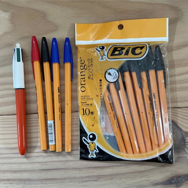 BIC ボールペン　新品黒8本と4色ボールペンと黒1本と赤1本と青2本です。 インテリア/住まい/日用品の文房具(ペン/マーカー)の商品写真