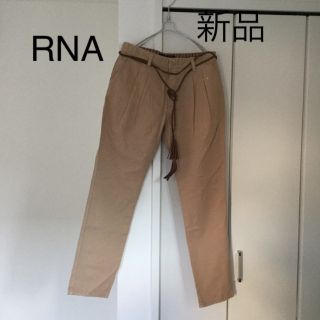 アールエヌエー(RNA)の新品 RNA タッセルベルト付きパンツ チノパン ベージュ タック S〜M(カジュアルパンツ)