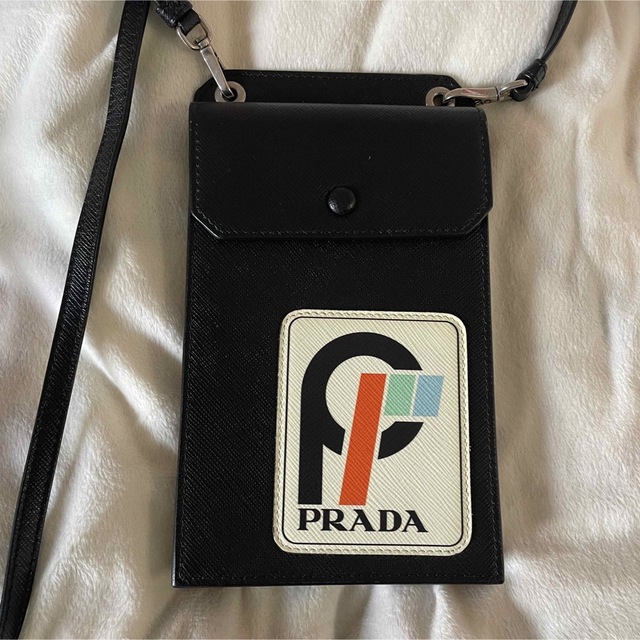 PRADA(プラダ)の PRADA プラダ レザー スマートフォンケース　ポーチ　ショルダー レディースのバッグ(ショルダーバッグ)の商品写真