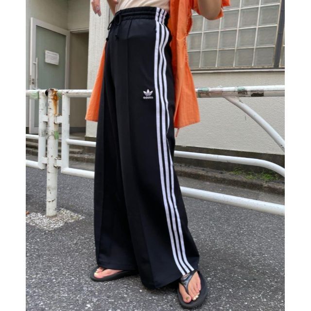 adidasワイドレッグパンツ