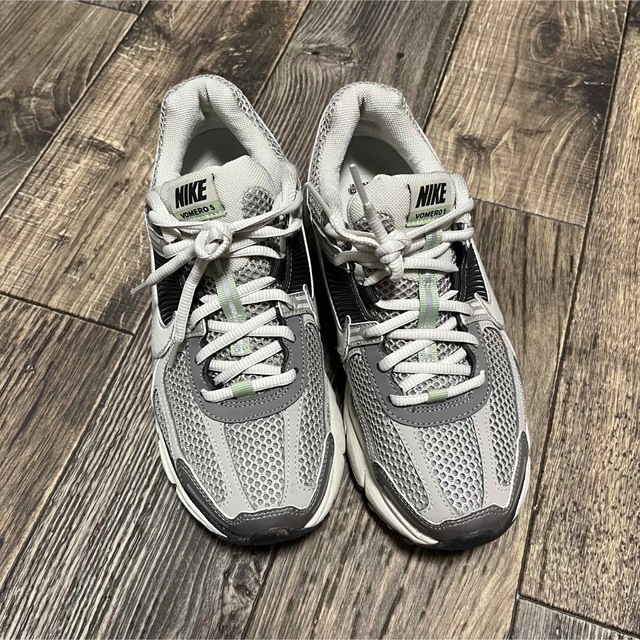 スニーカー NIKE - NIKE WMNS ZOOM VOMERO 5 FB8825-001