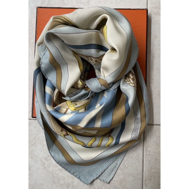 Hermes(エルメス)の個人的超おすすめ柄　使いやすい色　エルメス　スカーフ　カレ90 レディースのファッション小物(バンダナ/スカーフ)の商品写真