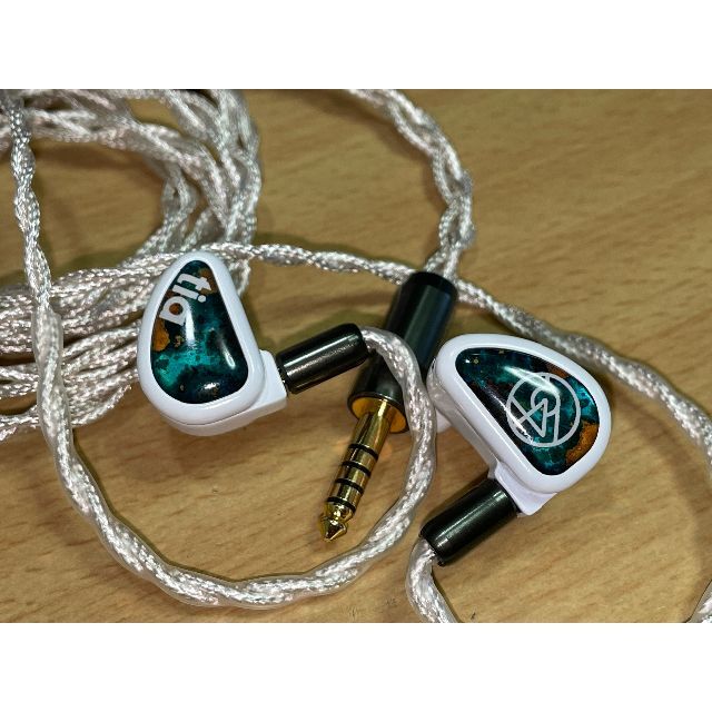 64 AUDIO Fourté Blanc スマホ/家電/カメラのオーディオ機器(ヘッドフォン/イヤフォン)の商品写真