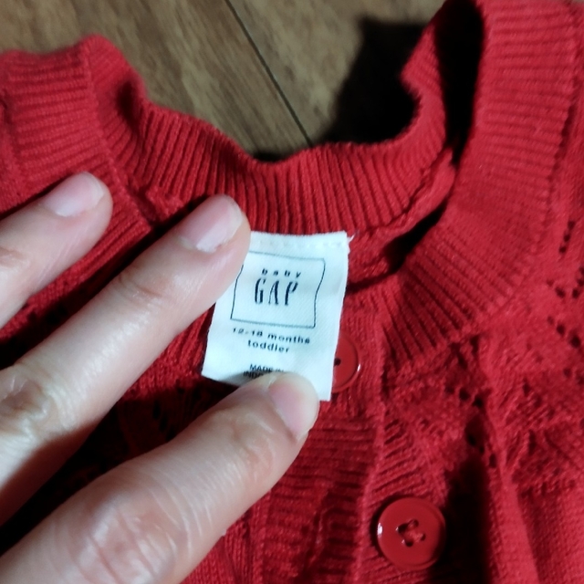 babyGAP(ベビーギャップ)のGAP　カーディガン　赤 キッズ/ベビー/マタニティのベビー服(~85cm)(カーディガン/ボレロ)の商品写真