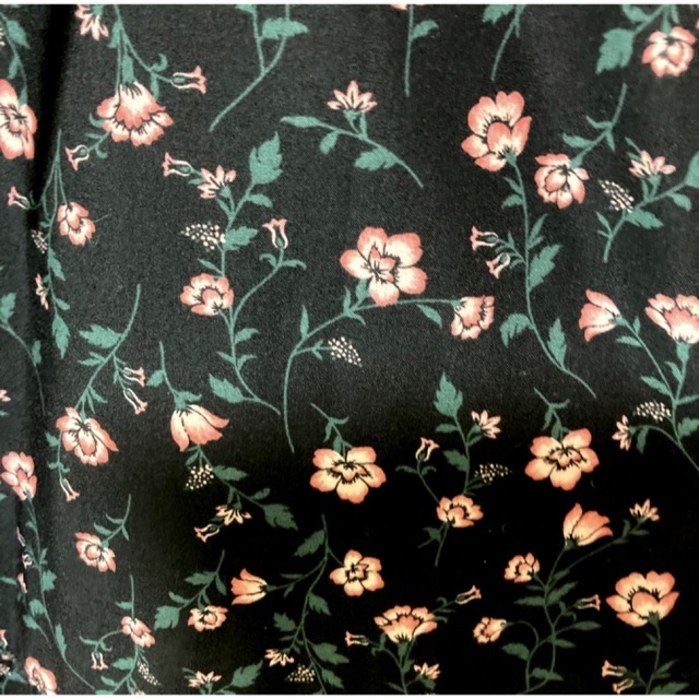 LEPSIM(レプシィム)のレトロ小花柄のふんわりティアードロングワンピース　八分袖くらい レディースのワンピース(ロングワンピース/マキシワンピース)の商品写真