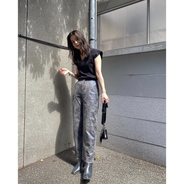 Ameri VINTAGE(アメリヴィンテージ)の新品タグ付き！AMERI☆CRUSHED LEATHER RELAX PANTS レディースのパンツ(カジュアルパンツ)の商品写真