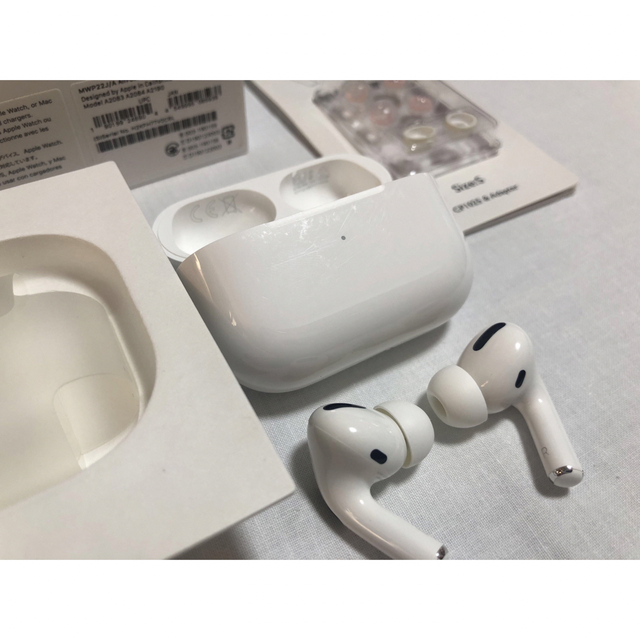 Apple(アップル)のApple AirPods pro MWP22J/A スマホ/家電/カメラのオーディオ機器(ヘッドフォン/イヤフォン)の商品写真