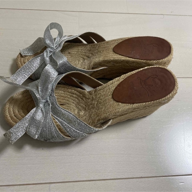 Christian Louboutin(クリスチャンルブタン)のクリスチャンルブタン　サンダル　36 23センチ　シルバー　リボンウッドサンダル レディースの靴/シューズ(サンダル)の商品写真