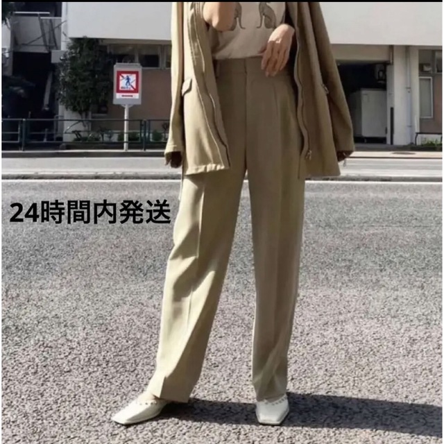 Ameri VINTAGE(アメリヴィンテージ)のameri アメリヴィンテージ　2TUCKS STRAIGHT PANTS レディースのパンツ(カジュアルパンツ)の商品写真