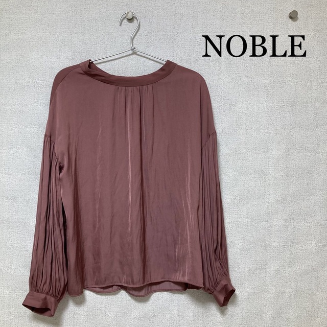 Noble(ノーブル)のメモリーライトサテン ミドルスリーブギャザーブラウス レディースのトップス(シャツ/ブラウス(長袖/七分))の商品写真