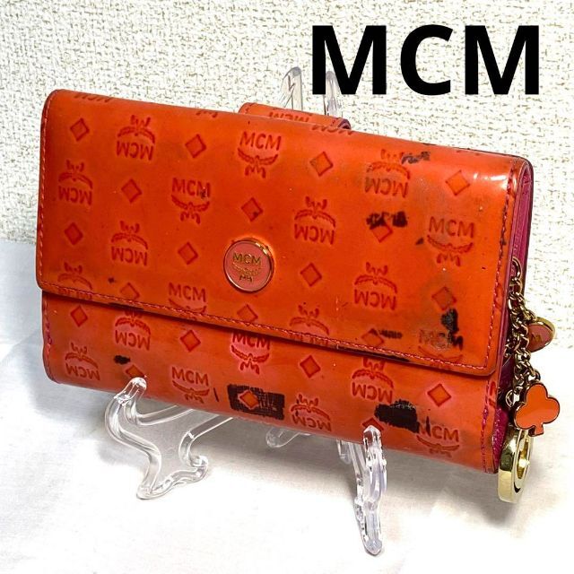 MCM(エムシーエム)のMCM エムシーエム　財布　二つ折り　ピンク　サーモンピンク　チャーム付き レディースのファッション小物(財布)の商品写真