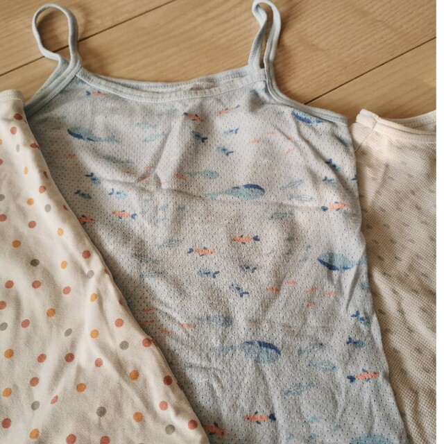 UNIQLO(ユニクロ)のキャミソール　シャツ　100cm 中古　4枚 キッズ/ベビー/マタニティのキッズ服女の子用(90cm~)(下着)の商品写真