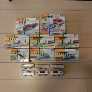 タカラトミー(Takara Tomy)のプラレール　情景部品8点と車両２編成の10点セット(鉄道模型)