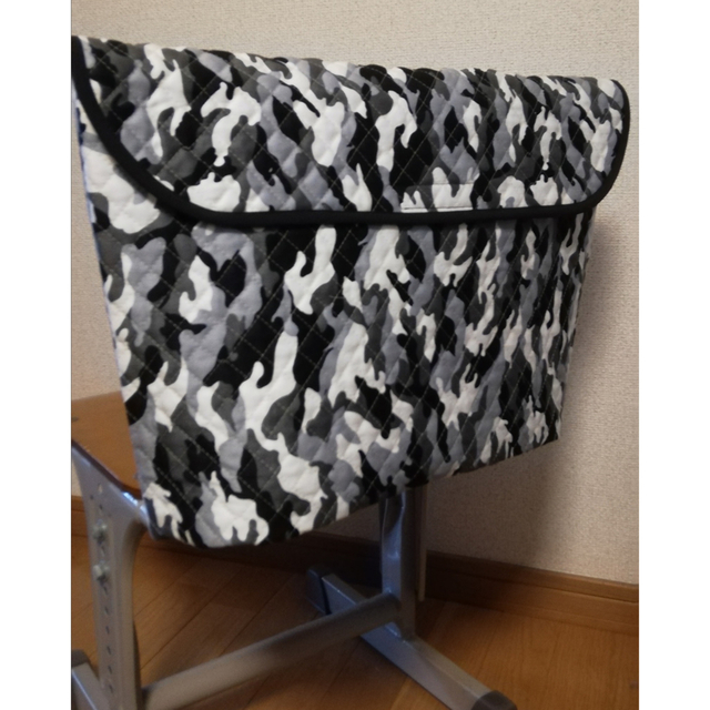 防災頭巾カバー　椅子の背もたれ用　白迷彩 ハンドメイドのキッズ/ベビー(バッグ/レッスンバッグ)の商品写真