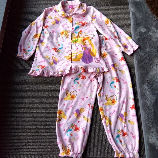 Disney(ディズニー)のプリンセスパジャマ　１３０センチ キッズ/ベビー/マタニティのキッズ服女の子用(90cm~)(パジャマ)の商品写真