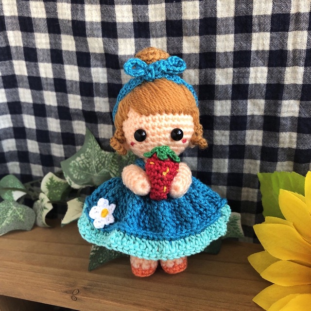 編みぐるみ　いちごの女の子🎵 ハンドメイドのぬいぐるみ/人形(あみぐるみ)の商品写真